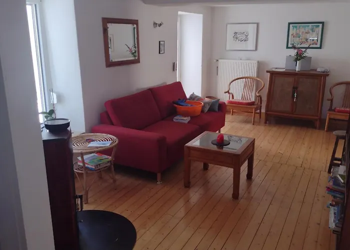 Nice + Sunny Room, Balkony, All Facilities... Homestay *